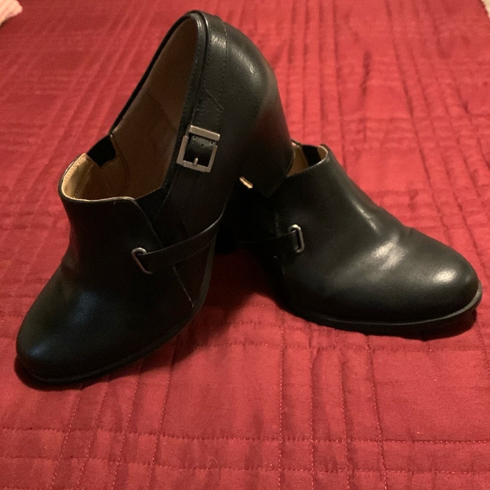 Size 9 Life Stride slip on ankle booties in excellent like new condition